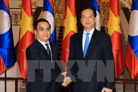  Vietnamese, Lao PMs hold talks to boost cooperation