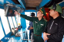 A border guard officer checks vessel monitoring system. (Photo: VNA)