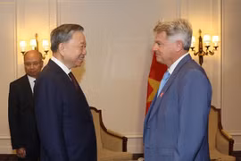 General Secretary of the Communist Party of Vietnam (CPV) Central Committee and State President To Lam (left) meets with National Secretary of the French Communist Party (PCF) Fabien Roussel in Paris on October 7. (Photo: VNA)