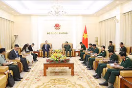 Deputy Minister of National Defence Sen. Lt. Gen. Hoang Xuan Chien (right) receives Counsellor for police affairs at the Chinese Embassy in Vietnam Wang Ben on May 29. (Photo: VNA)
