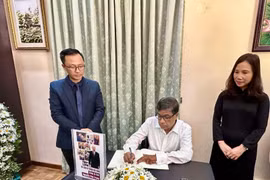G. Weerasinghe, General Secretary of the Communist Party of Sri Lanka, writes the book of condolences at the respect-paying ceremony held by the Vietnamese Embassy in Sri Lanka on July 25. (Photo: VNA)