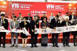 Delegates mark the opening of the series of exhibitions in the textile and apparel sector in Ho Chi Minh City on September 25. (Photo: VNA)
