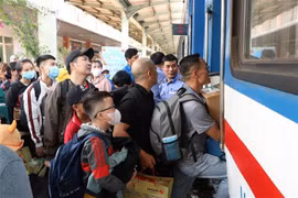 Workers in difficult circumstances in the southern province of Dong Nai receive free train tickets to return home for Tet in 2024. (Photo: VNA)