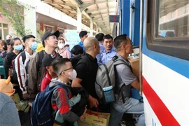 Workers in difficult circumstances in the southern province of Dong Nai receive free train tickets to return home for Tet in 2024. (Photo: VNA)