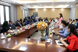The meeting between the Guinea-Bissau delegation and the Field Crops Research Institute in Hai Duong province on September 6 (Photo: VNA)