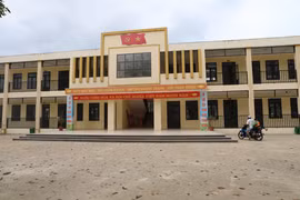 The primary school of Thanh Lam commune in Nhu Xuan district, Thanh Hoa province, has been well-built thanks to funding from the national target programme on socio-economic development in ethnic minority and mountainous areas. (Photo: VNA)