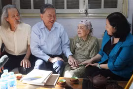 Party General Secretary and President To Lam (second from left) talks to Nghiem Thuy Bang, wife of late musician Van Cao, on September 2. (Photo: VNA)