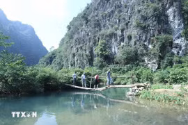 Tourists visit Yen Thinh commune of Huu Lung district, the northern mountainous province of Lang Son. (Photo: VNA)