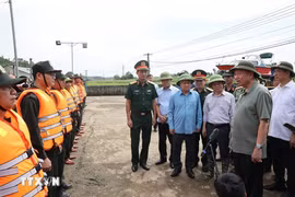 Party General Secretary and State President To Lam (second from right) visits a force strengthening an important site of the Lo River dyke in Truong Sinh commune of Son Duong district, Tuyen Quang province, on September 12. (Photo: VNA)