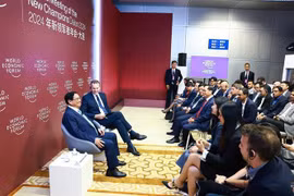 PM Pham Minh Chinh and other participants at the dialogue in Dalian city, China, on June 25. (Photo: VNA)