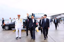 General Secretary of the Lao People’s Revolutionary Party Central Committee and President of Laos Thongloun Sisoulith (centre) arrives at Noi Bai International Airport in Hanoi on September 10 morning. (Photo: VNA)