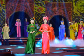 "Ao dai" designs are performed at the opening ceremony of the Hanoi Tourism Ao Dai Festival 2024 on October 4. (Photo: VNA)
