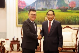 Bounthong Chitmany (right), Permanent member of the Secretariat of the LPRP Central Committee and Vice President of Laos, receives Le Quoc Minh, Editor-in-chief of the Nhan dan newspaper, Vice Chairman of the CPV Central Committee’s Commission for Information and Education and Chairman of the Vietnam Journalists’ Association, in Vientiane on June 7. (Photo: VNA)
