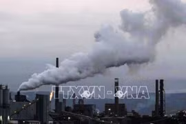 Smoke released from a factory in Australia (Illustrative photo: Getty Images/VNA)