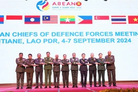 Heads of delegations pose for a group photo at the 21st ASEAN Chiefs of Defence Forces Meeting (ACDFM-21) in Vientiane, Laos, on September 5. (Photo: VNA)