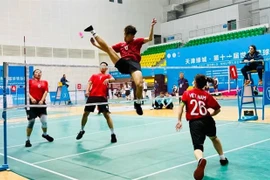 Phung Manh Tu and Phan Thi Quynh Lien of Vietnam (right) seen in an attack in the mixed doubles of the World Shuttlecock Championship. They defeated a Chinese pair to take gold. (Photo: Vietnam Sports Team)
