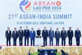 Vietnamese PM Pham Minh Chinh (fifth from left), leaders of other ASEAN countries, and Indian PM Narendra Modi (sixth from left) pose for a group photo at the 21st ASEAN - India Summit in Vientiane on October 10. (Photo: VNA)
