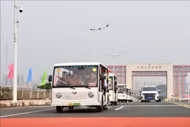 Electric vehicles carrying tourists cross Bac Luan II Bridge, part of the Mong Cai (Quang Ninh, Vietnam) - Dongxing (Guangxi, China) international border gates. (File photo: VNA)