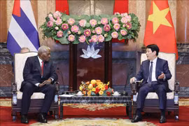 State President Luong Cuong (right) and President of the National Assembly of People’s Power of Cuba Esteban Lazo Hernandez at their meeting in Hanoi on November 2 (Photo: VNA)