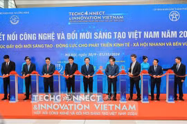 Delegates cut the ribbon to open the Techconnect and Innovation Vietnam 2024 in Hanoi on September 30. (Photo: VNA)
