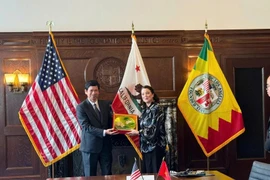 Deputy Minister of Culture, Sports and Tourism Ho An Phong presents a gift to Los Angeles Deputy Mayor of International Affairs Erin Bromaghim. (Photo: MCST)