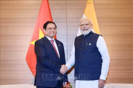 PM Pham Minh Chinh (left) and his Indian counterpart Narendra Modi meets at the expanded G7 Summit in Hiroshima, Japan, on May 20, 2023. (Photo: VNA)