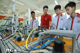 An industrial electronics class at the Hanoi College of High Technology (Photo: VNA)