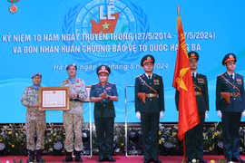 Deputy Defence Minister Sen. Lt. Gen. Hoang Xuan Chien (third from left) presents the third-class Fatherland Protection Order to Engineering Unit Rotation 1 at the ceremony on May 27. (Photo: VNA)