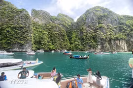 Tourists in Maya Bay of Thailand (Source: VNA)