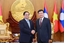 Vietnamese Prime Minister Pham Minh Chinh (left) meets with General Secretary of the Lao People’s Revolutionary Party Central Committee and President of Laos Thongloun Sisoulith in Vientiane on October 8. (Photo: VNA)