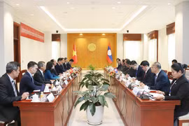 The talks between Vice Chairman of the Vietnamese NA Tran Quang Phuong and Vice Chairman of the Lao NA Souvon Leungbounmi in Vientiane (Photo: VNA)