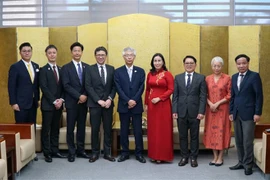 Vice Chairwoman of the Da Nang People’s Committee Nguyen Thi Anh Thi (fourth from right) and the delegation of Japan's Sakai city pose for a group photo at their meeting on July 5. (Photo: VNA)