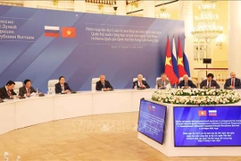 Chairman of the Vietnamese National Assembly Tran Thanh Man (third from left) and Chairman of the State Duma of Russia Vyacheslav Victorovich Volodin (fourth from left) co-chair the third session of the Inter-Parliamentary Cooperation Committee in Moscow on September 9. (Photo: VNA)