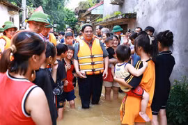 PM Pham Minh Chinh visits residents in flood-hit Van Ha commune of Viet Yen township, Bac Giang province, on September 10. (Photo: VNA)