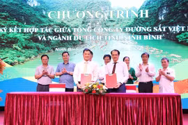 Representatives of the Ninh Binh Tourism Department and the Vietnam Railway Corporation show the signed MoU on cooperation. (Photo: VNA)