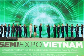 Participants in a ceremony announcing the cooperation among the National Innovation Centre, the Semiconductor Industry Association, and partners to develop the semiconductor industry in Vietnam. (Photo: VNA)