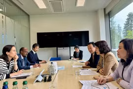 Deputy Minister of Health Nguyen Thi Lien Huong (second, right), Gavi Chief Programme Officer Aurelia Nguyen (first, left) and other officials meet at the Gavi headquarters in Geneva. (Source: VNA)