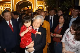 Party General Secretary Nguyen Phu Trong shares the joy of the Lunar New Year with local people near West Lake in Hanoi on February 4, 2019. (Photo: VNA)