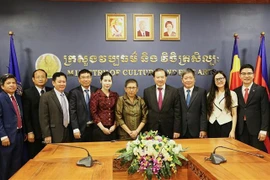 Vietnamese Deputy Minister of Culture, Sports and Tourism Ta Quang Dong (fourth from right), Cambodian Minister of Culture and Fine Arts Phoeurng Sackona (fifth from right), and other officials at the meeting in Phnom Penh on May 21. (Photo: VNA)