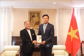 Chairman of the Japan-Vietnam Friendship Association of Miyagi prefecture Kamada Atsushi (left) presents the donation to Vietnamese Ambassador Pham Quang Hieu on October 31. (Photo: VNA)