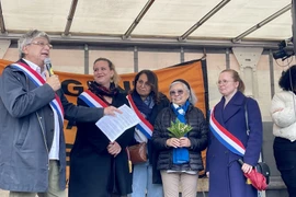 Many politicians and mayors of districts in Paris and nearby cities, along with representatives of left-wing parties and environmental activists come to show support for Tran To Nga (fourth from left) on August 22. (Photo: VNA)