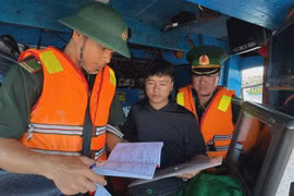 Quang Ngai border guards examine documentation of a fishing vessel. (Photo: VNA)