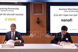 Representatives of the VNVC and Sanofi sign a letter of intent on vaccine manufacturing partnership in Paris on October 8. (Photo: VNA)