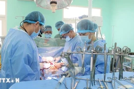 Medical workers perform a trans-Vietnam organ transplant. (Photo: VietnamPlus)