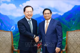 PM Pham Minh Chinh (R) receives CFO of Samsung Electronics Park Hark-kyu in Hanoi on May 9. (Photo: VNA)