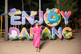 A visitor poses for photo on the beach of Da Nang. The central city will seek for more visitors from Malaysia with a new daily air route Kuala Lumpur-Da Nang starting on September 24. (Photo courtesy of Da Nang city's Tourism Promotion Centre)