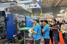 Vietnamese businesses learn about new technologies in the rubber and plastics industry at the VietnamPlas 2024 exhibition. (Photo: baotintuc.vn)