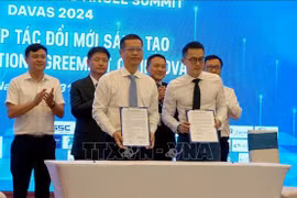 The Da Nang Department of Science and Technology and KILSA Global sign a cooperation deal at the Da Nang Venture and Angel Summit (DAVAS) 2024 on May 31. (Photo: VNA)