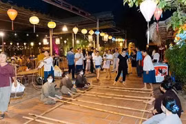 Tourists explore a rural market space and folk games as part of a tour to enjoy real-life show “The Quintessence of Tonkin”. (Source: Fanpage of “The Quintessence of Tonkin”)
