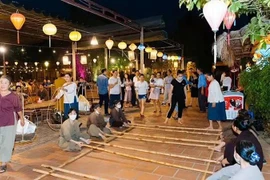 Tourists explore a rural market space and folk games as part of a tour to enjoy real-life show “The Quintessence of Tonkin”. (Source: Fanpage of “The Quintessence of Tonkin”)